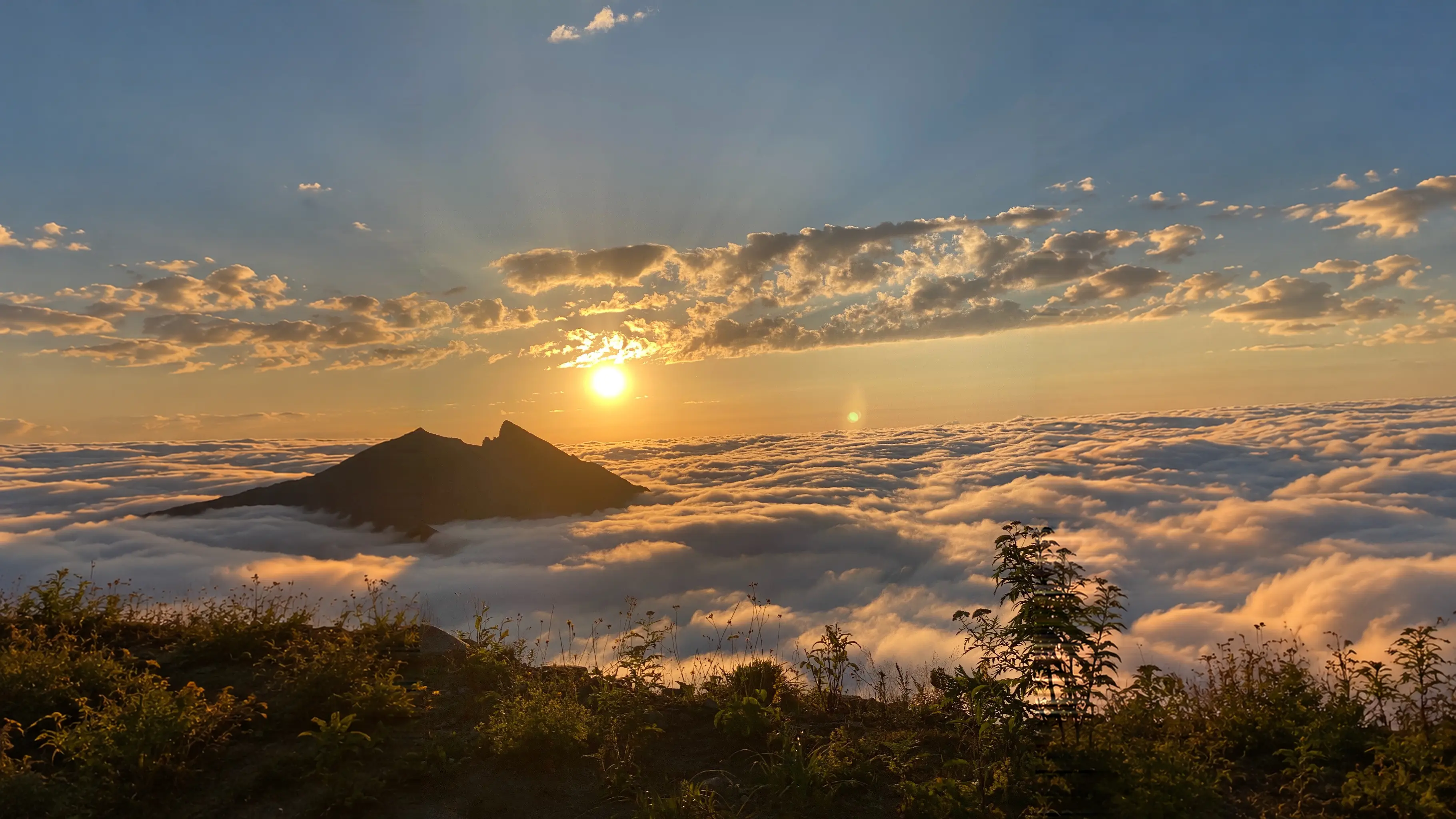 Rize'de ormanlarla çevrili turkuaz bir göl